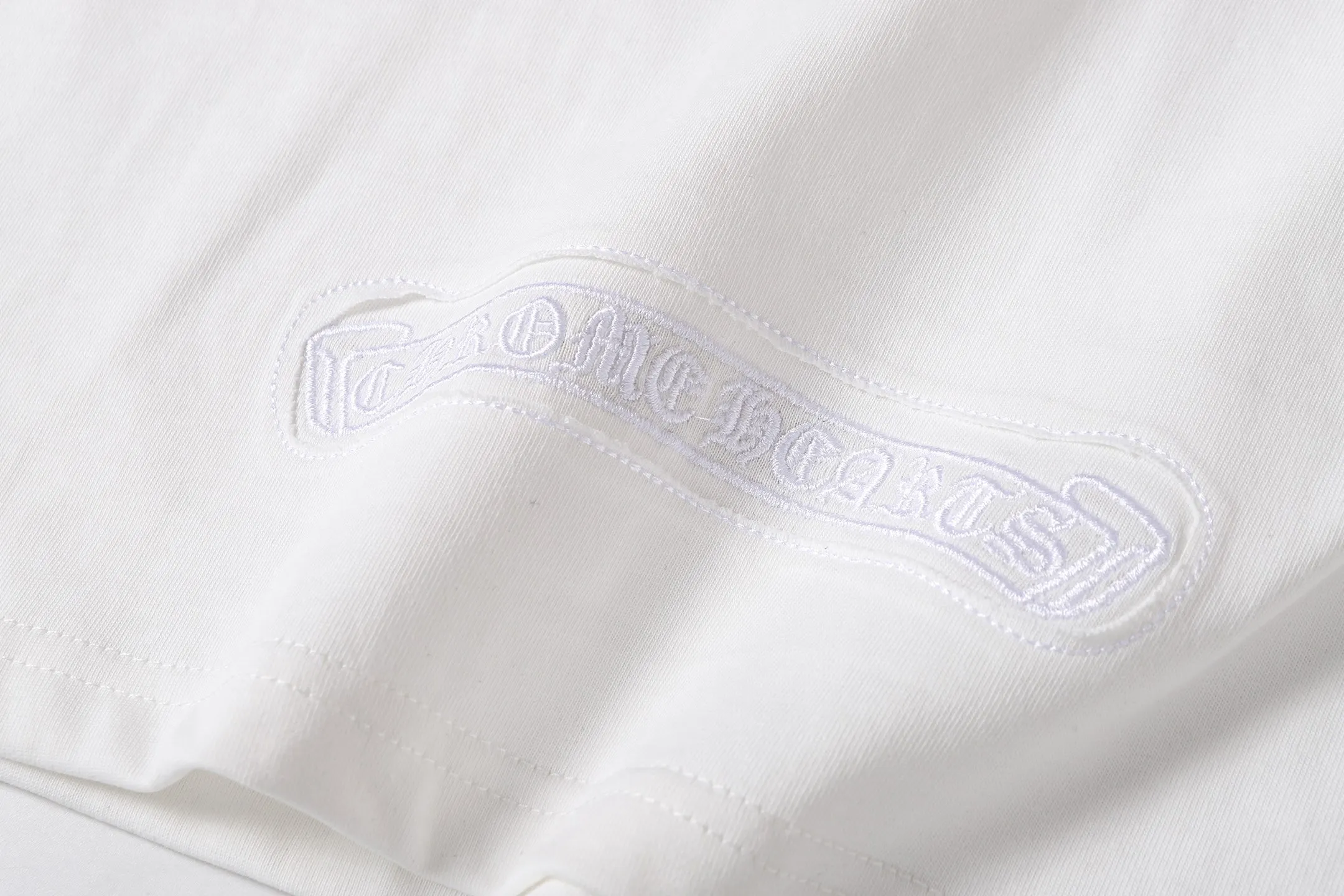 P160 Chrome Hearts CH Chrome Hearts Heavy Industry patch embroidered cross ✝️Short-sleeved T-shirt Use imported Tajima machine embroidery Correctly configured Black 2025 Chrome Hearts nylon bag authentic packaging 260 grams of custom-dyed double-yarn cotton Large version Loose and stylish Differentiated from low version slim and long version The upper body pulls the hips 100% commitment: top quality Do not make fast food The highest version on the market Top quality - different from those ordinary versions on the market If you care about quality, you should also respect the price. Absolutely 0 after-sales service and 0 return rate so far. It’s hard not to love the style - 260g custom-dyed double yarn fabric - Correct high-density main mark, washed tag, hand-sewn